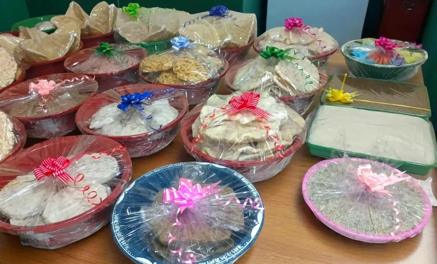 Rangkaian hantaran tradisional dalam wadah untuk acara keluarga
